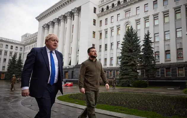 Чи справді Борис Джонсон саботував мирні переговори між Росією та Україною? — The Guardian