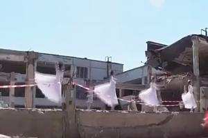 Танец на фоне разрушенной школы в Харькове: щемящее видео