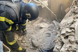 Россияне обстреляли жилые кварталы Волчанска: спасатели достали из-под завалов тело мужчины