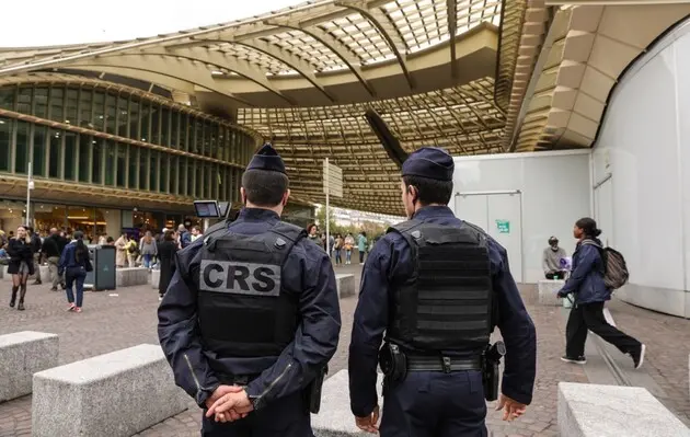 В Париже злоумышленник ранил полицейских из их собственного табельного оружия