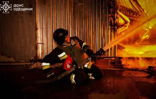 Після ракетного удару масштабна пожежа в Одесі тривала кілька годин - вогнеборці опублікували відео