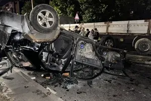 Автомобиль перевернули под крики «Позор»: во Львове произошла массовая стычка во время мероприятий по оповещению ТЦК
