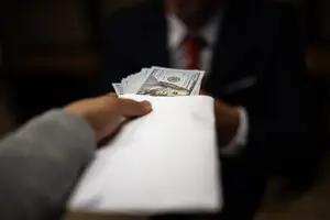 Деньги на залог за Галущенко должны были проверить на трех уровнях. Ни один из них не сработал — депутат