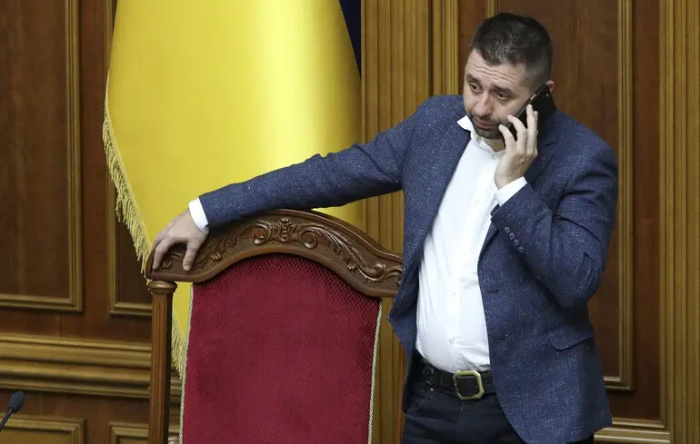 Возглавляет «монобольшинство», но не описал, как оно работает: Гарань проанализировал научную работу Арахамии